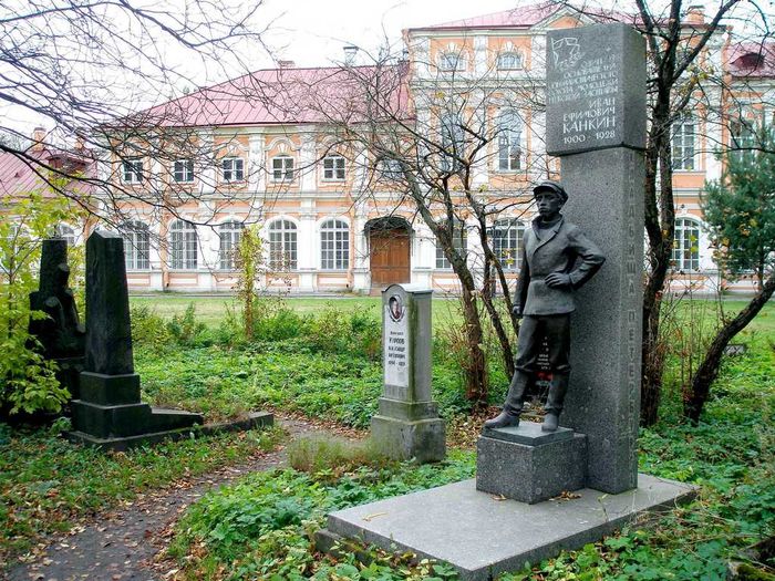 Коммунистическая площадка Александро-Невской лавры